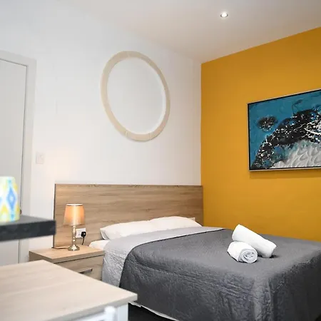 Comfortable Cosy Studio In With Rooftop Jacuzzi بيت ضيافة *